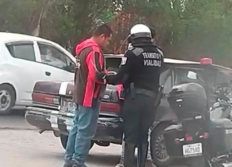 Exhiben a Policía de Pachuca Recibiendo “Mordida”
