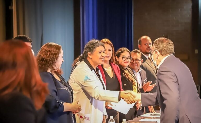 Entrega Titular de Salud Dictámenes de Acreditación a Establecimientos de Salud