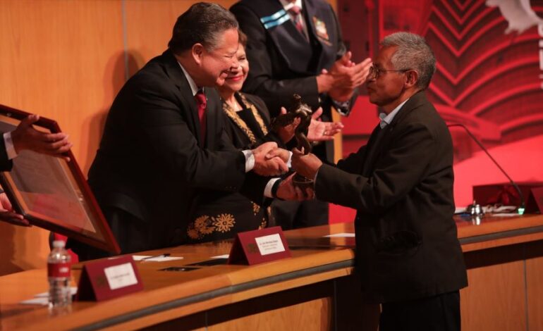 Recibe Galardón Spiritus Universitas Primer Investigador Nacional Emérito de Hidalgo