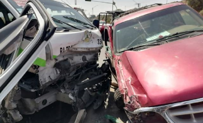 Choca Unidad de Tuzobus y Camioneta, Saldo 13 Heridos