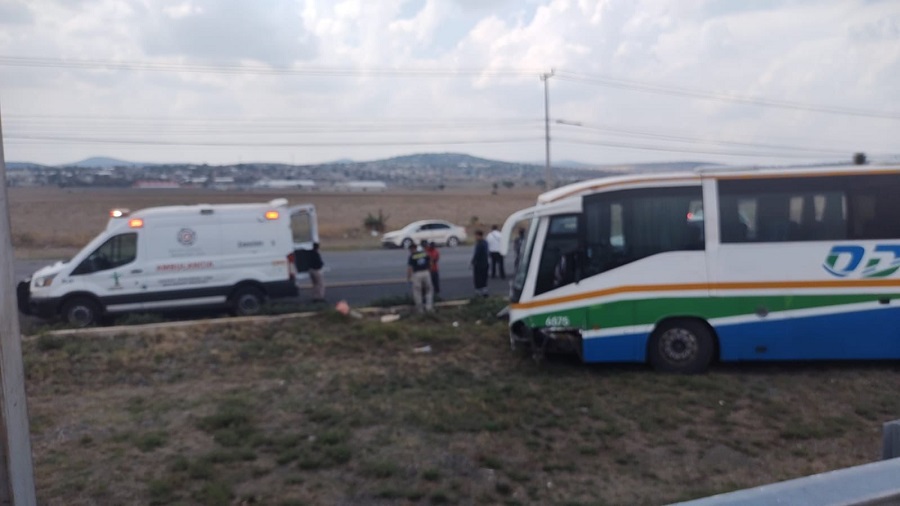 Choca Autobús ODT y Camión de Volteo en el Retoorno de Acayuca  en la  Autopista México-Pachuca
