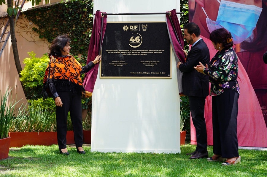 Edda Vite Ramos  Presidenta  del Sistema DIF Hidalgo,  Develó Placa  Para Festejar  46 Años de Servicio a los Hidalguenses