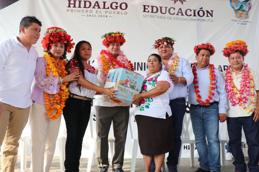 Natividad Castrejón Entrega Equipamiento de Aula Didáctica al Preescolar Indígena  y Visitó Escuelas de la Huasteca