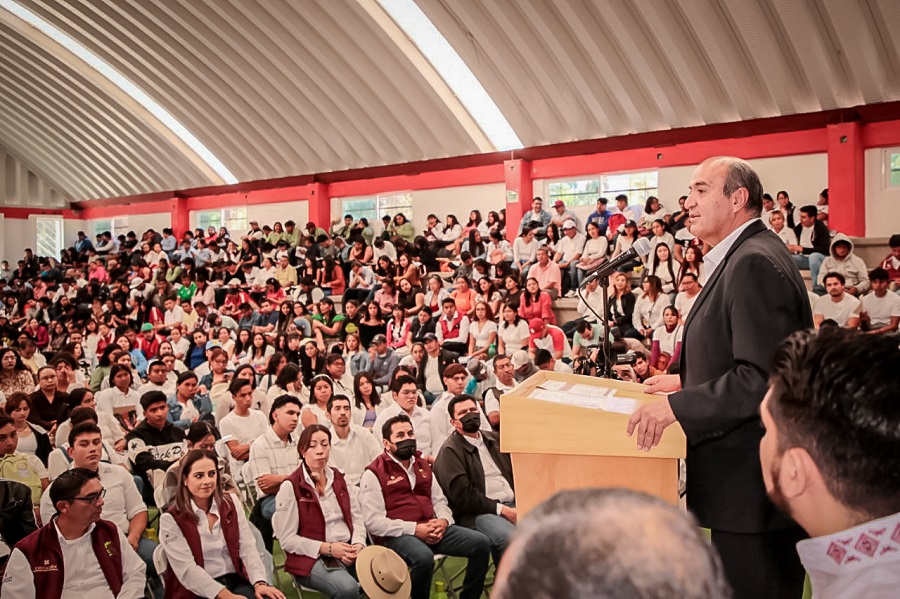 Comunidad Estudiantil del Valle del Mezquital Recibe Becas para la Trasformación