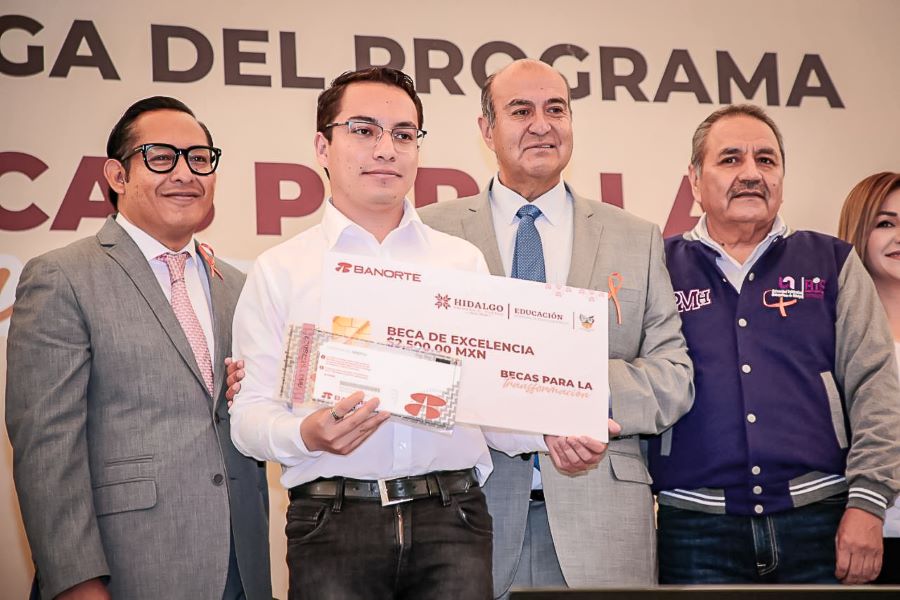 Estudiantes de la UPMH y UTVAM Recibieron Sus Becas Para la Transformación