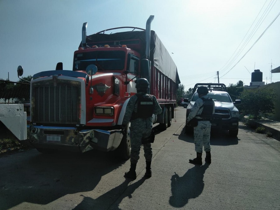 La Guardia Nacional  Aseguró Dos Camiones Tipo Torton con  Cisternas Ocultas Para el Trasiego de Combustible Robado