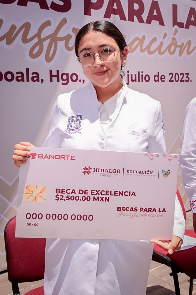 Jóvenes Universitarios Son Beneficiados Con Becas para la Transformación