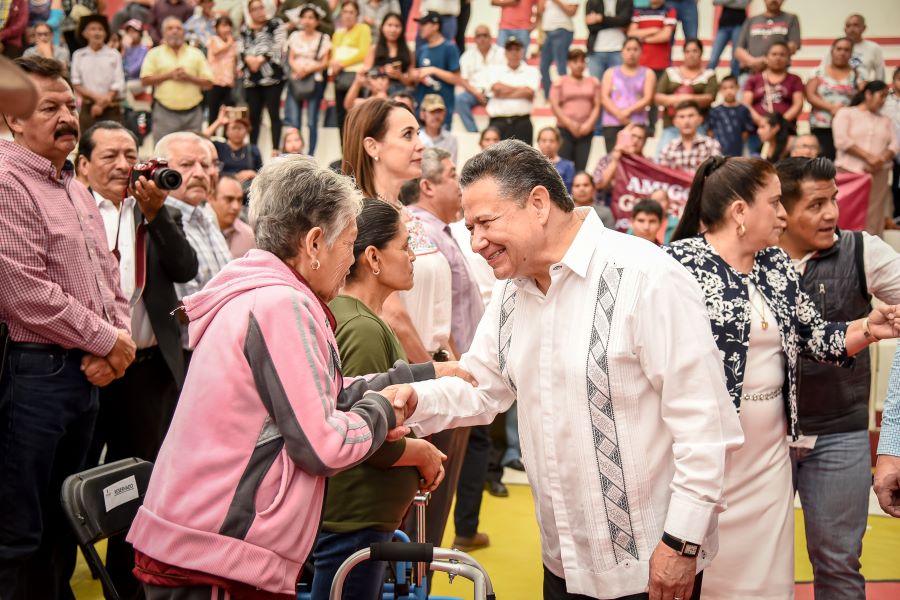 Entrega el Gobernador Julio Menchaca Salazar Obra y Apoyos en Xochicoatlán