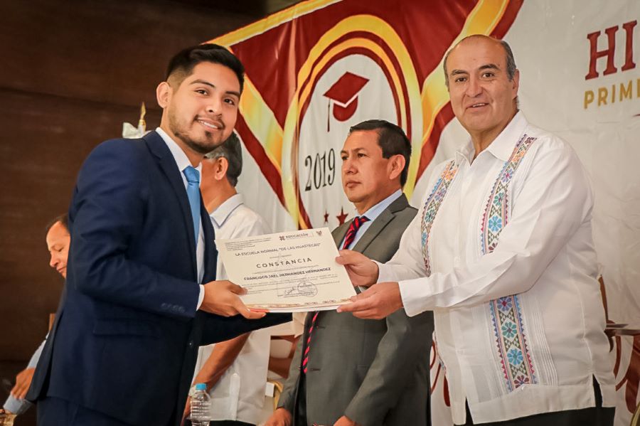 Presiden Autoridades Educativas, la Ceremonia de Graduación  de la Escuela Normal de las Huastecas