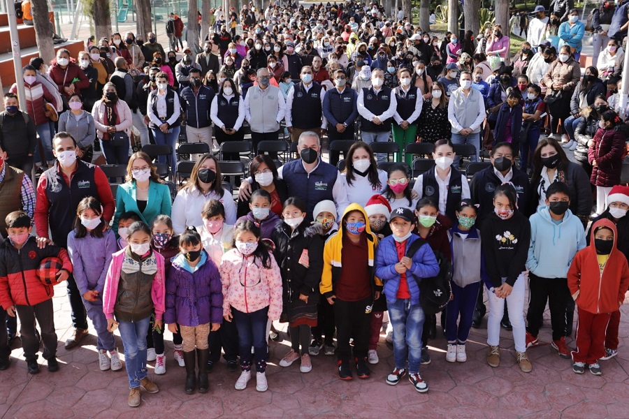 Reciben 836 Niñas y Niños de 65 Escuelas Primarias de Pachuca la Beca W-15