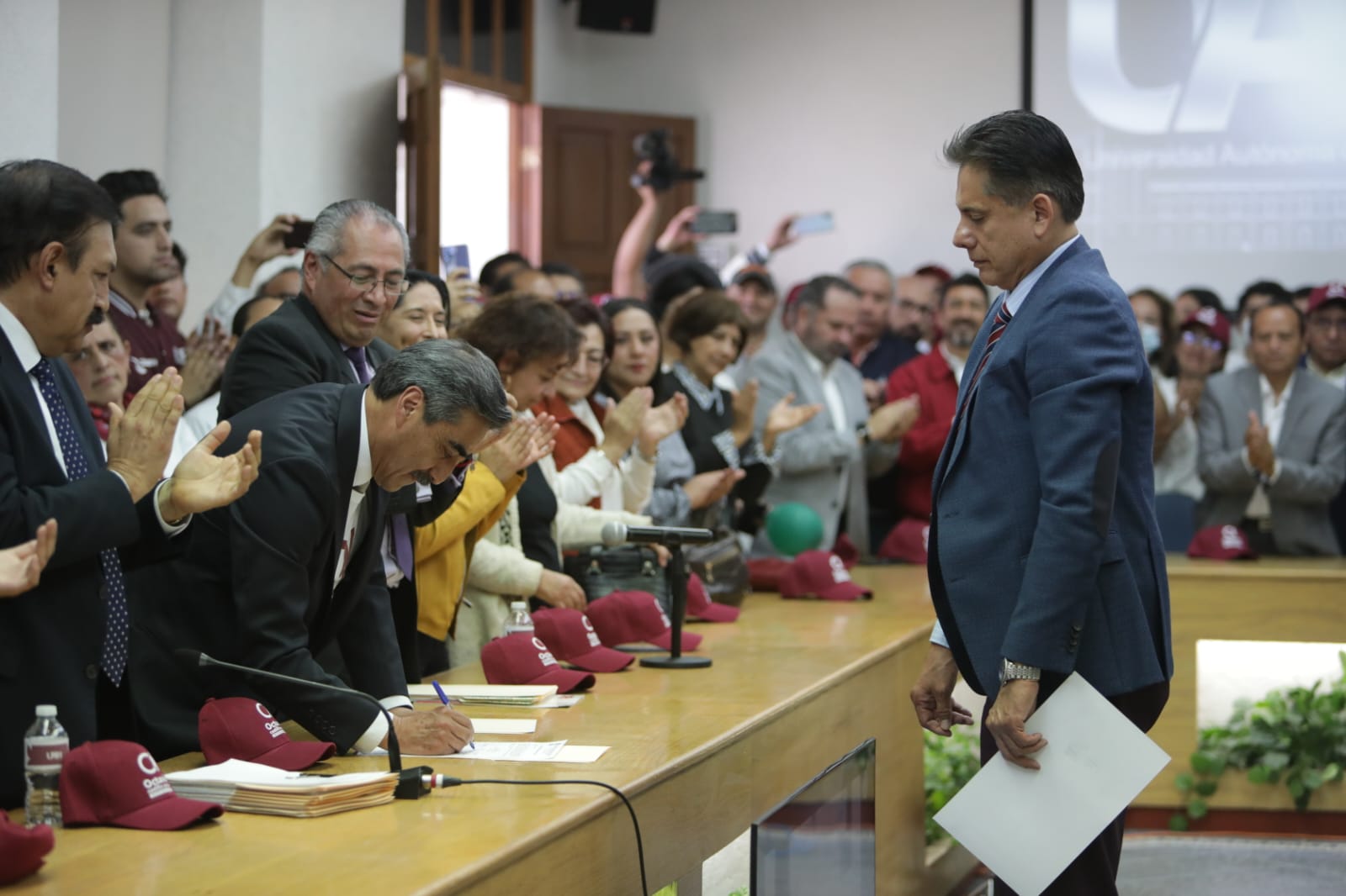 Entrega la Junta de Gobierno UAEH Constancias de Candidatura a Aspirantes a Director