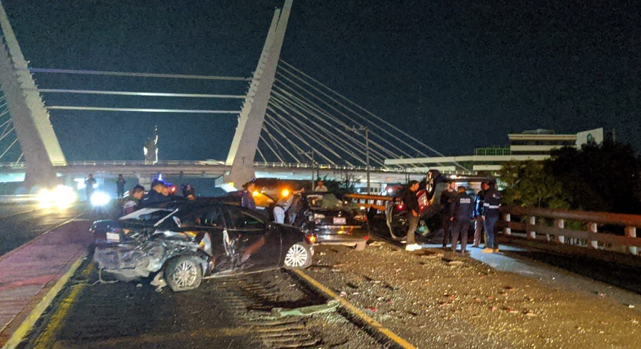 Accidente bulevar Felipe Ángeles: 4 vehículos involucrados