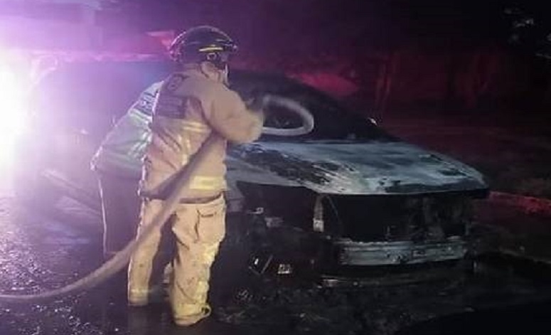Dos Autos Compactos  se Incendiaron en la Coloni Piracantos de Pachuca, no Hubo Heridos, Solo Pérdidas Materiales