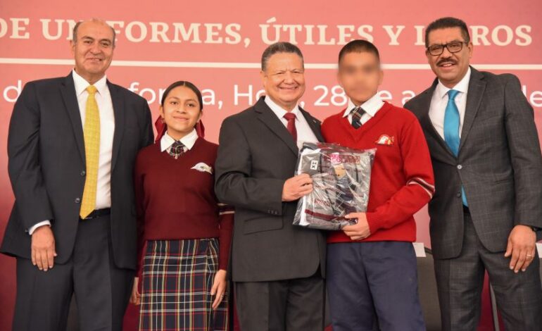 Entrega Julio Menchaca Uniformes, Útiles y Libros de Texto Gratuitos Con Inversión Superior a 900 Millones De Pesos.