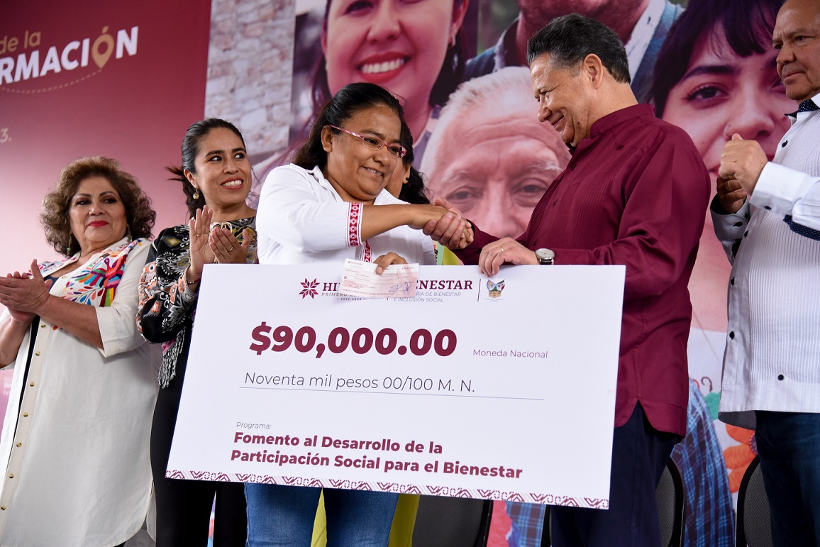Julio Menchaca entrega cuartos dormitorio en Tasquillo