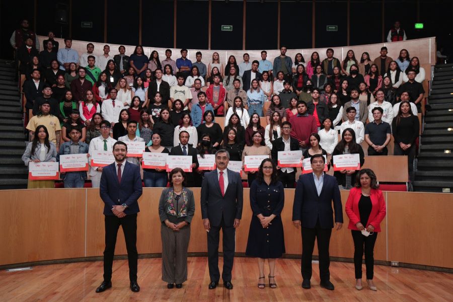 Reciben beca 700 estudiantes Garza para continuar sus estudios