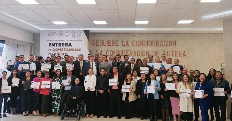 Senado y Congreso Local Entregan Constancias de Capacitación a Personal que Laboran en el Poder Legislativo