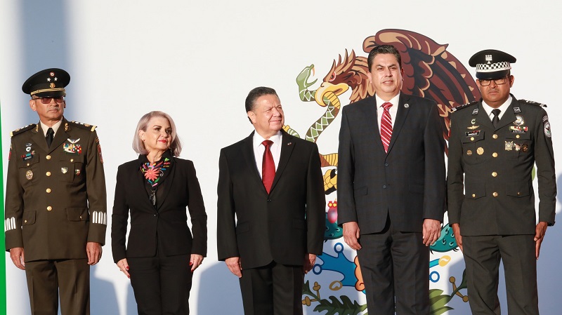 Encabezo Julio Menchaca los Tres Poderes del Estado en el Arriamiento de la Bandera de México en Plaza Juárez