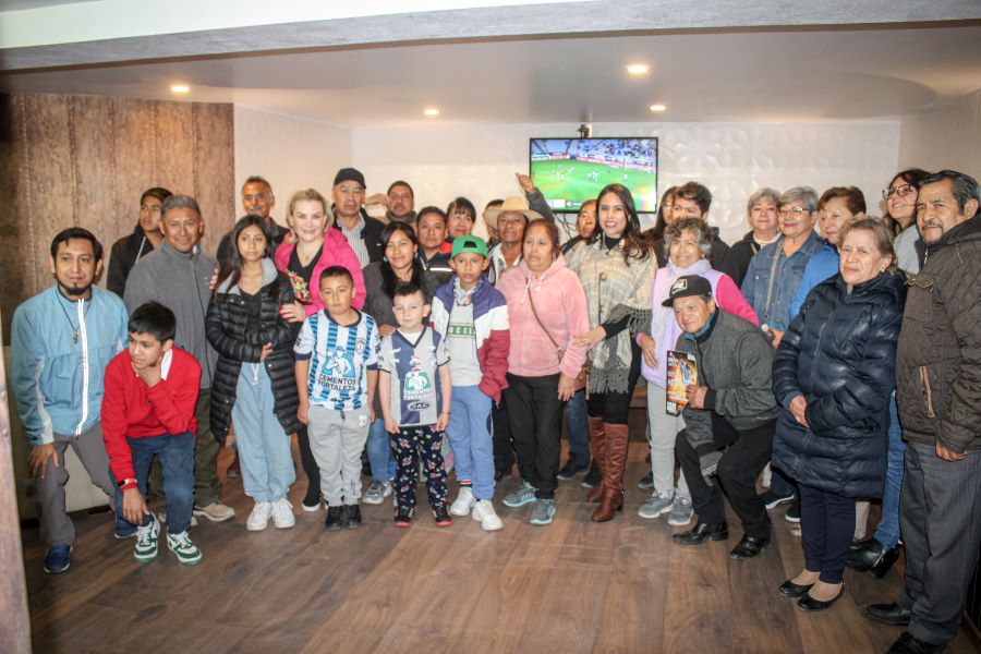 Artesanos Acudieron al Palco del Pueblo a Ver Un Partido De Futbol
