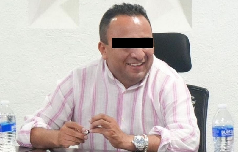 * Por el desvío de recursos por 60 millones de pesos por adjudicación directa ilícita de tres contratos” para adquirir servicios y equipo médico, paquetes alimentarios y servicios de mantenimiento