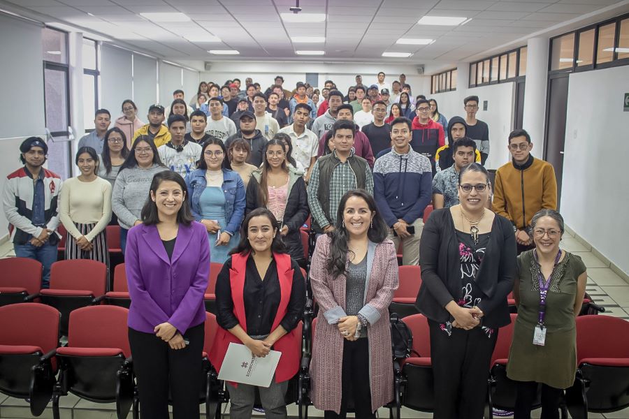 Convenio entre AEEH y REDMEREE impulsa participación de la mujer en el sector de energías limpias