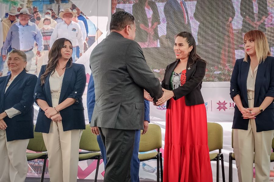 En Representación del Ejecutivo estatal, Simey Olvera Acudió al Tercer Informe de Actividades de Santiago de Anaya