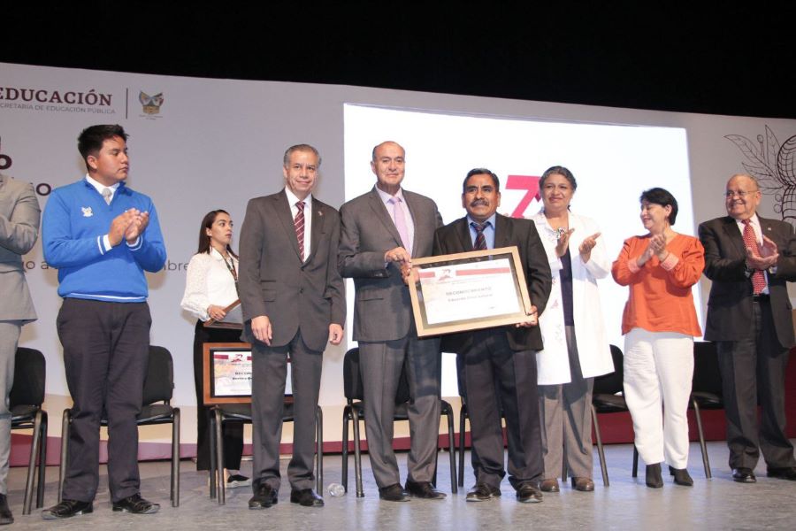 Reconoce CECyTEH labor de trabajadores en aniversario 32