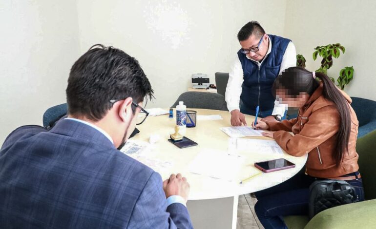 Manifestación de Trabajadores de Huehuetla Por Probable Despido Injustificado, La Dependencia