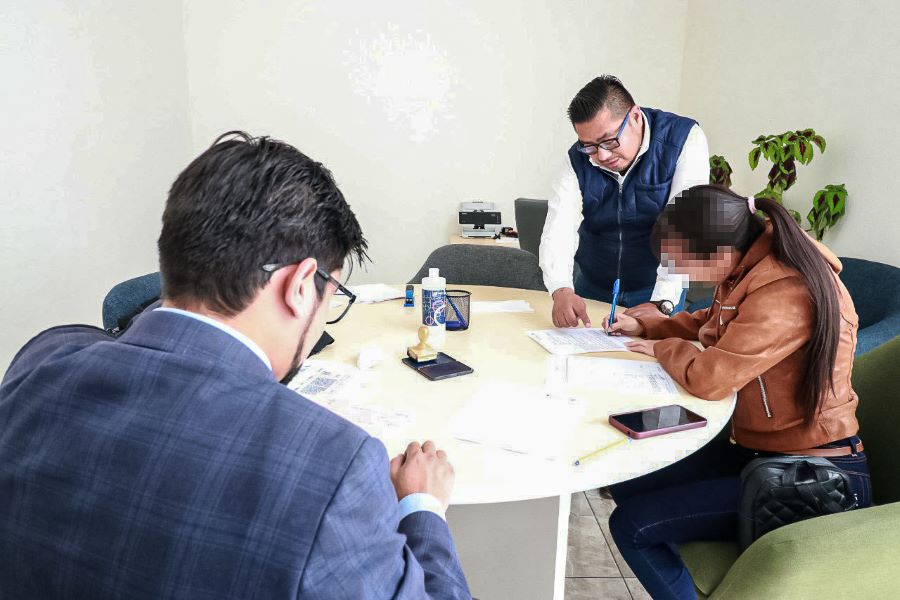 Manifestación de Trabajadores de Huehuetla Por Probable Despido Injustificado, La Dependencia