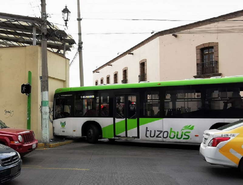 Choco un Tuzobús en la Diagonal de las Calles de Allende y Matamoros, donde se Ubica una Iglesia