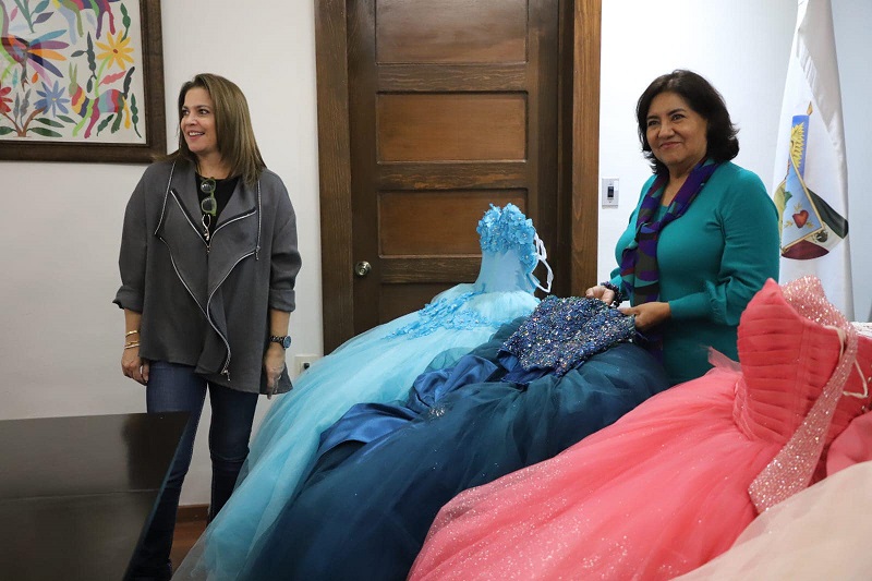 Presidenta del DIF Pachuca Dona Cinco Vestidos de XV Años al Patronato del Sistema DIFH