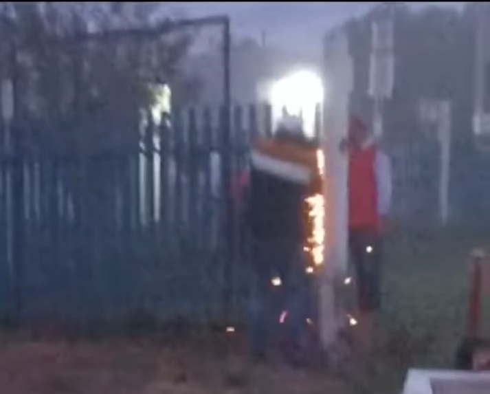 El Director del ICSa, Apoyado Por Personal de la Universidad Derribaron Rejas del Plantel Para Evitar Otro Paro