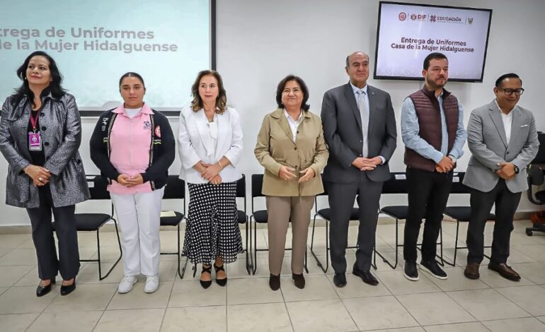 Entregan DIFH y SEPH Uniformes a Estudiantes de la CMH