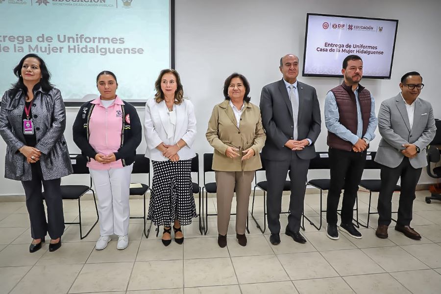 Entregan DIFH y SEPH Uniformes a Estudiantes de la CMH
