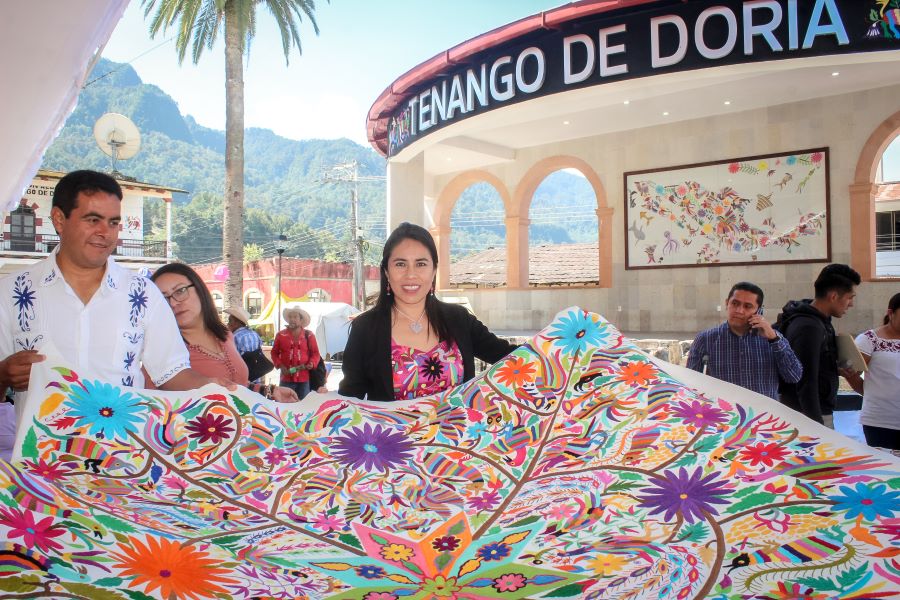 Reciben Premios Económicos de Fonart 47 Ganadoras del Concurso de Bordados
