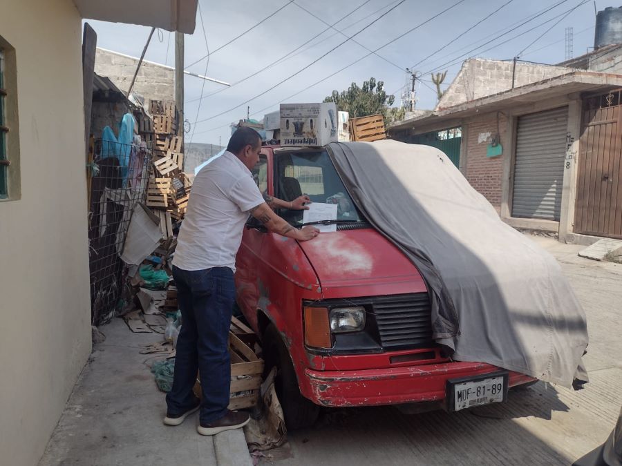 Instancias del Gobierno Municipal de Tulancingo Entregan Notificaciones Para El Retiro de Autos Abandonados en Vía Pública