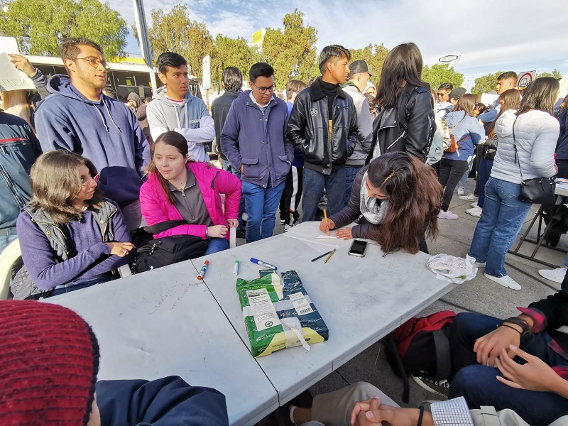 Más del 60% de Alumnos del ICBI Que Asistieron a la Mesa Instalada por la Sociedad de Alumnos, Apoyaron el Regreso a Clases con su Firma y Matricula