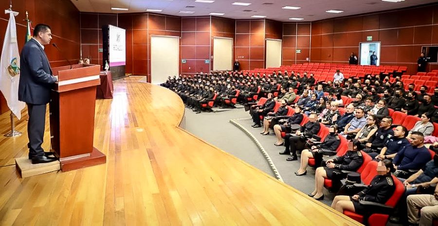 Toman protesta Cadetes Que Egresaron del Instituto de Formación Profesional Ante Secretario de Seguridad Pública