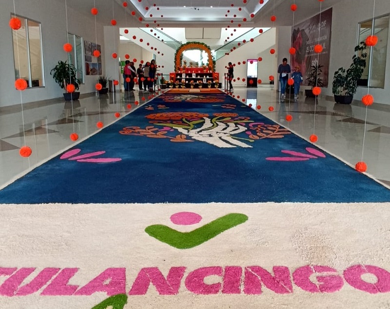 El sistema DIF de Tulancingo, Coloca Ofrenda de Día Muertos