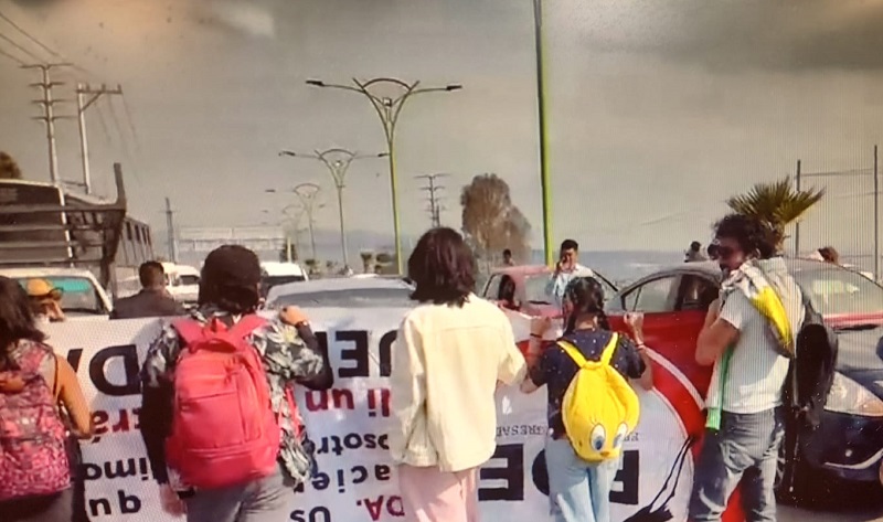 Estudiantes Paristas del IA Bloquearon La Carretera Estatal Pachuca-Actopan en Ambos Sentidos a la Altura de las Torres de Rectoría