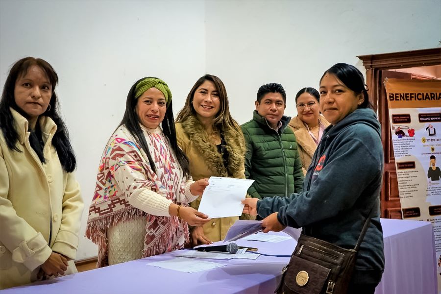 Entrega Gobierno de Hidalgo Apoyos Económicos a Mujeres