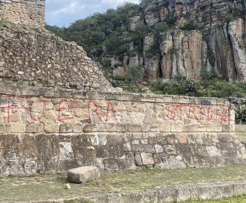 Grafitis en el Montículo VI y el Monolito Ubicado en la Plazoleta de la Zona de Monumentos Arqueológicos de Huapalcalco