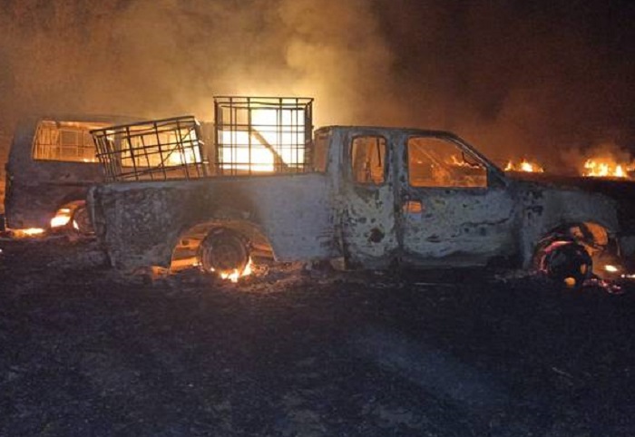 Huachicoleros Incendiaron Dos Camionetas Cerca de Ductos de Pemex, Donde se Localizó una Toma Clandestina, en Ajacuba