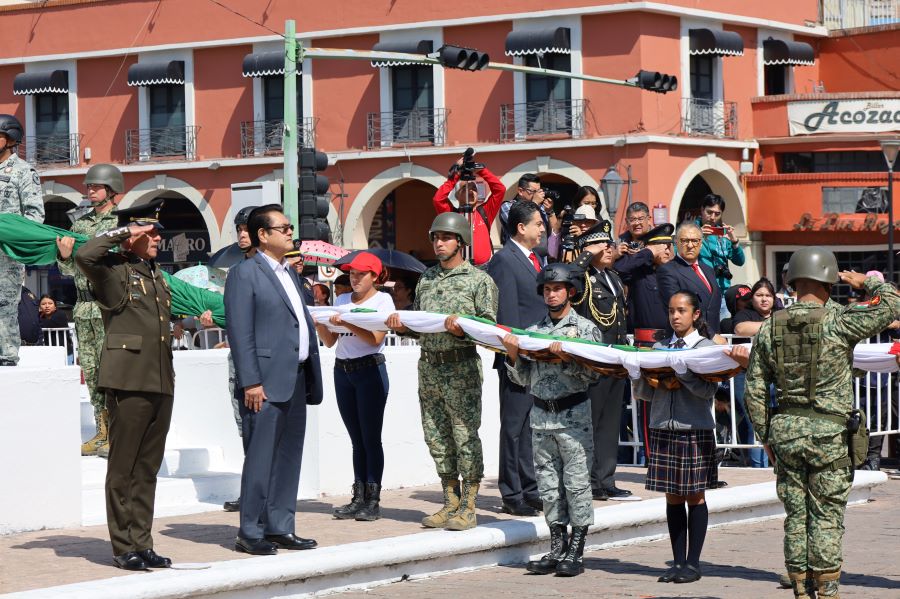 Conmemoran Día de la Bandera Nacional y Presidente de México Toma Protesta a Escoltas