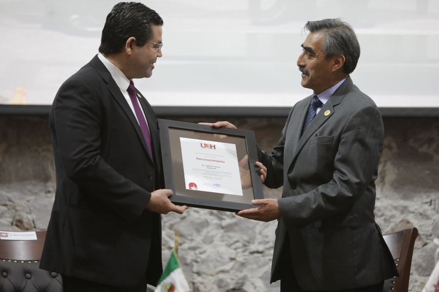 Entrega UAEH Reconocimiento Add Lumina a Gabriel Torres Espinoza
