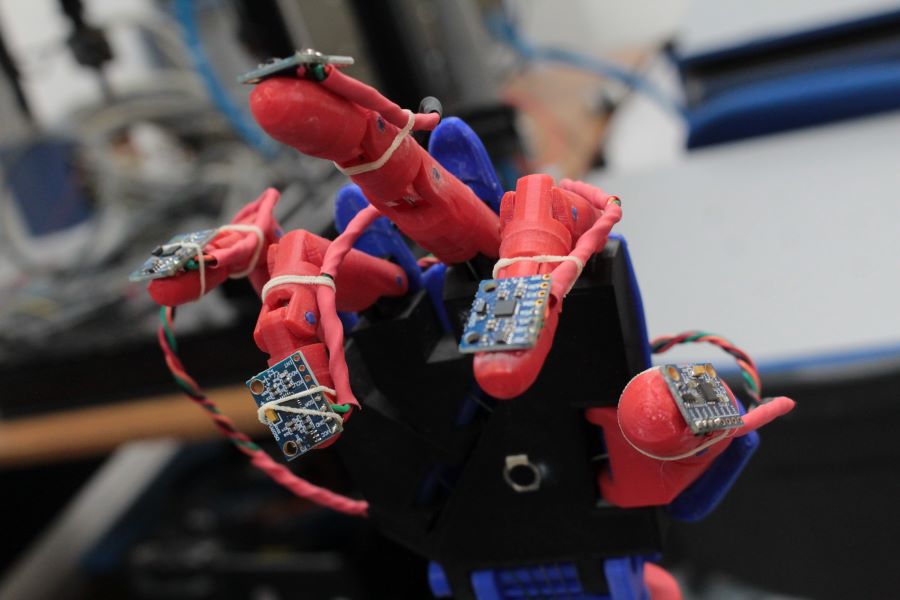 Alumno del Doctorado en Ciencias en Automatización y Control de la UAEH, Desarrolla Prototipo de Prótesis de Mano Completamente Funcional