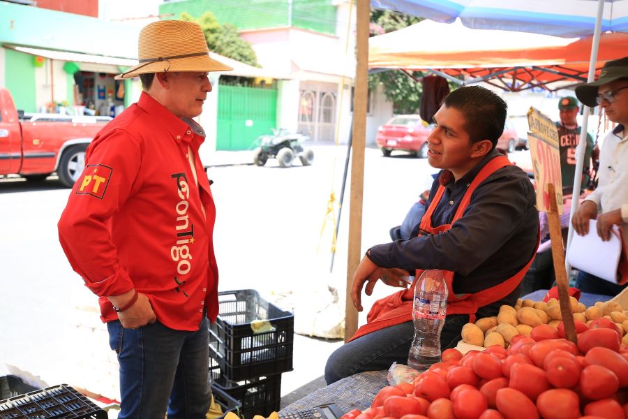 Adolfo Pontigo Visita a Comerciantes del Tianguis de la Plutarco