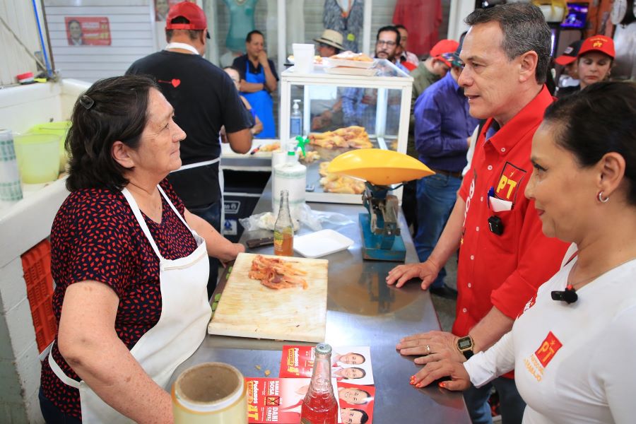 Reciben Locatarios de Mercado Aquiles Serdán a Adolfo Pontigo y Luz Rubio González