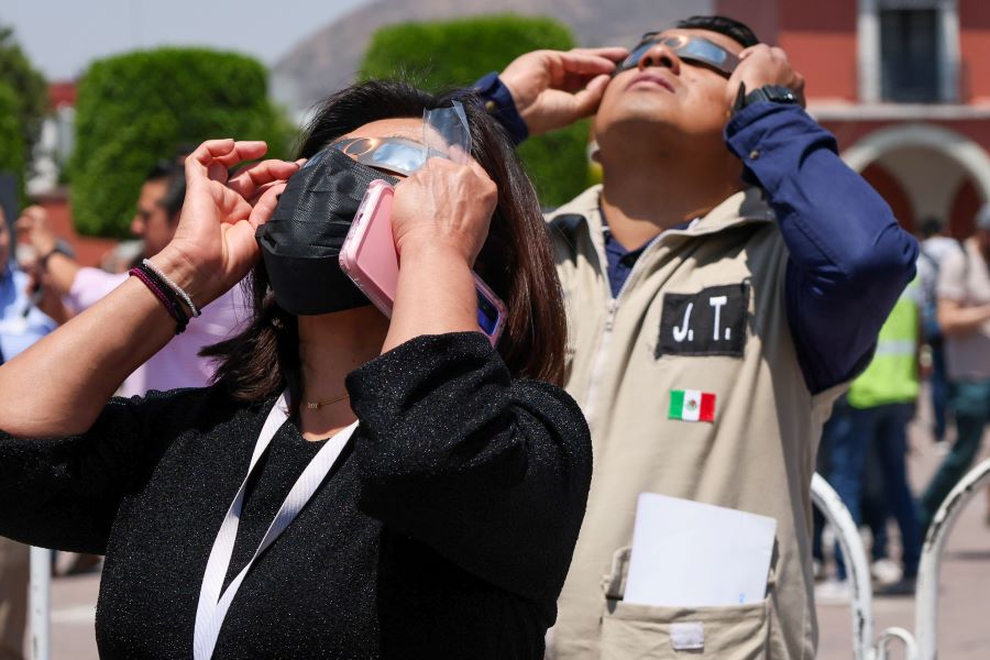 Titular del Poder Ejecutivo Observa el Eclipse