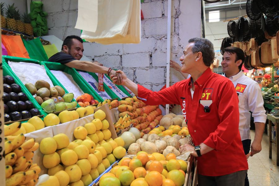 Vigilará Adolfo Pontigo Que Se Den Soluciones a Demandas de Comerciantes del Mercado Revolución